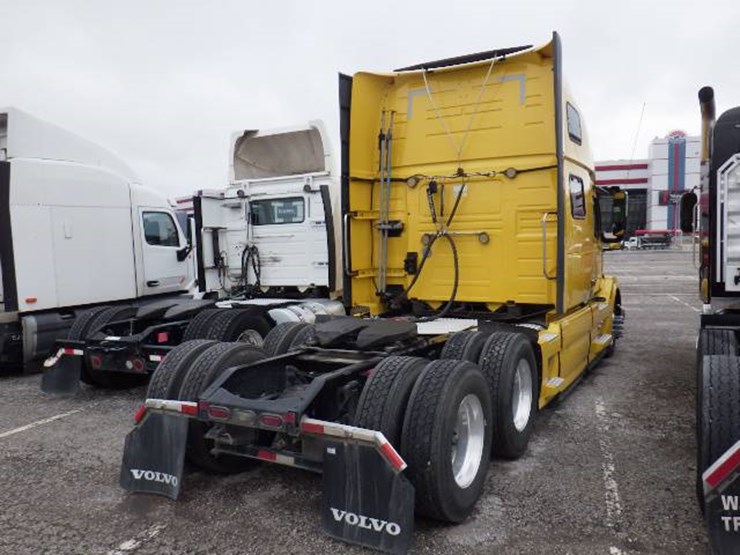 2017-volvo-vnl780-image-8