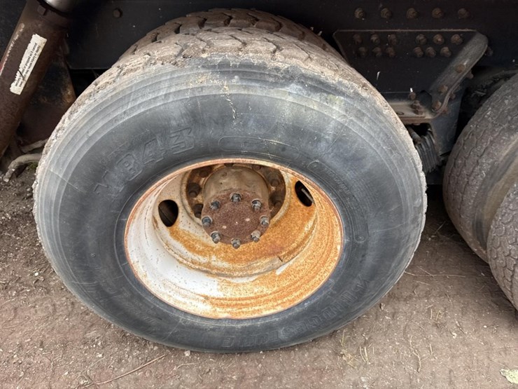 2005-peterbilt-320-image-56