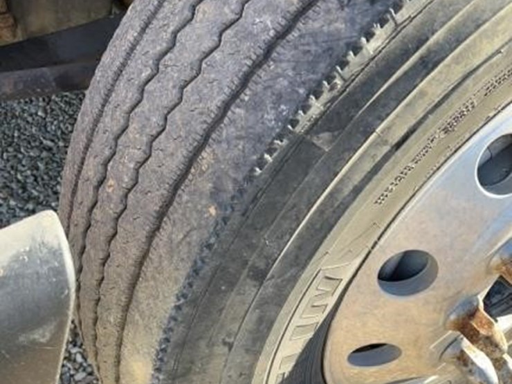 2004-freightliner-columbia-120-image-23