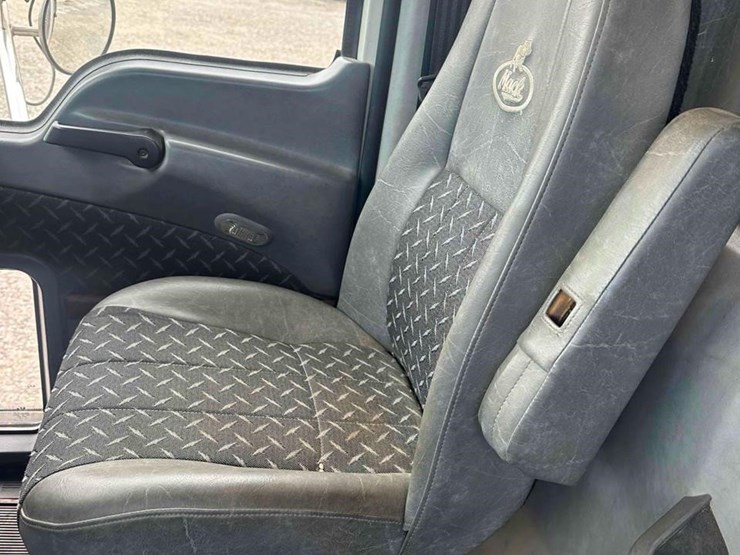 2017-mack-granite-gu713-image-36