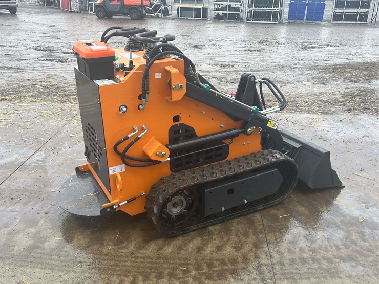 land-hero-mini-stand-on-skid-loader-image-3