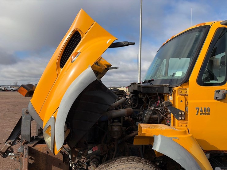 international-7400-image-14