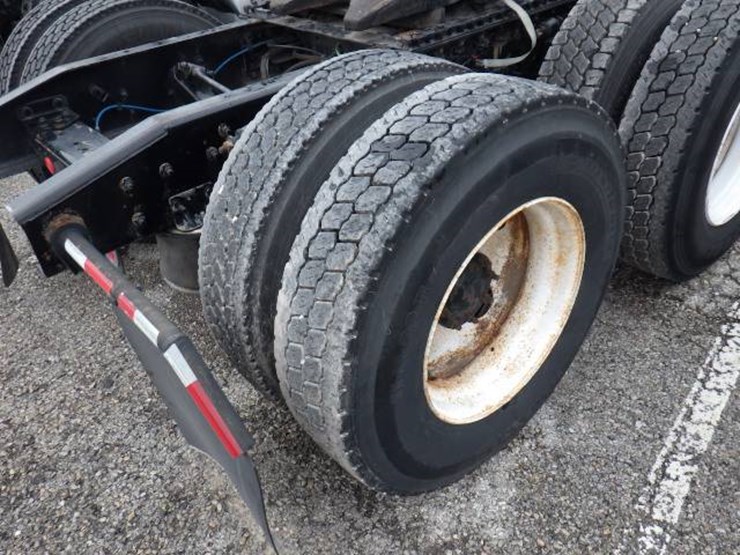 2018-freightliner-cascadia-126-image-7