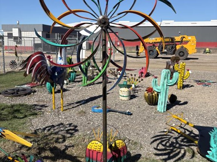 #92-•-metal-art--standing-whirlygig-image-1