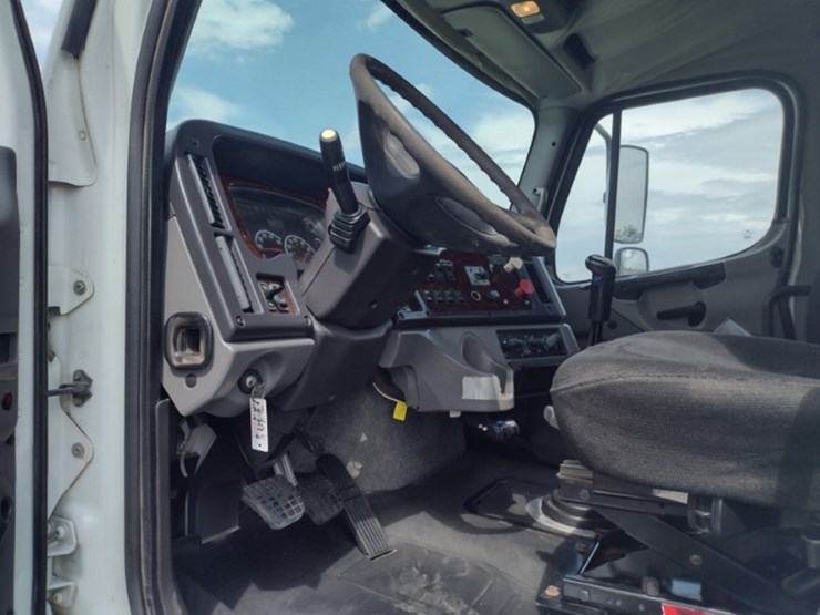 freightliner-m2-106-image-13