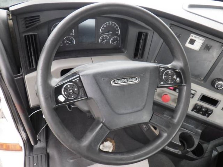 freightliner-cascadia-126-image-17