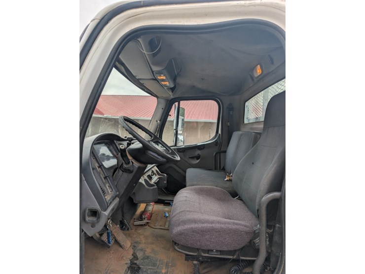 2014-freightliner-m2-106-image-18