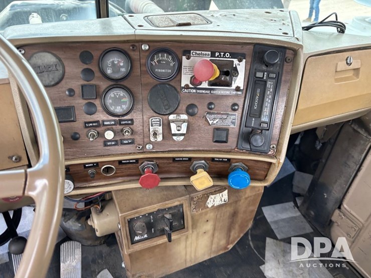 1985-mack-r686st-image-56