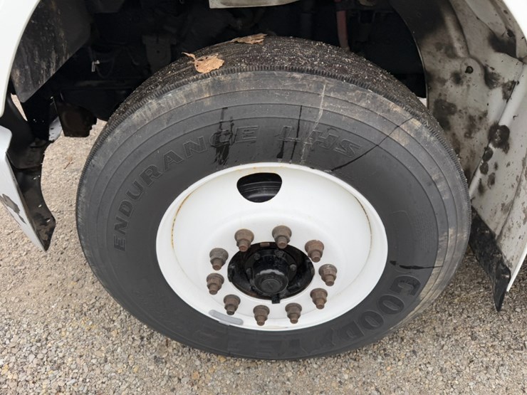 2018-freightliner-m2-106-image-13