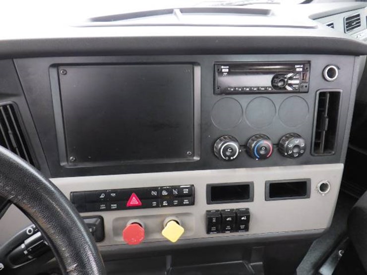 2020-freightliner-cascadia-126-image-16