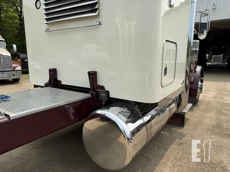 2002-peterbilt-379-image-26