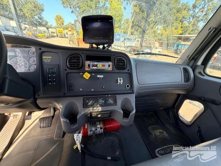 freightliner-m2-106-image-4