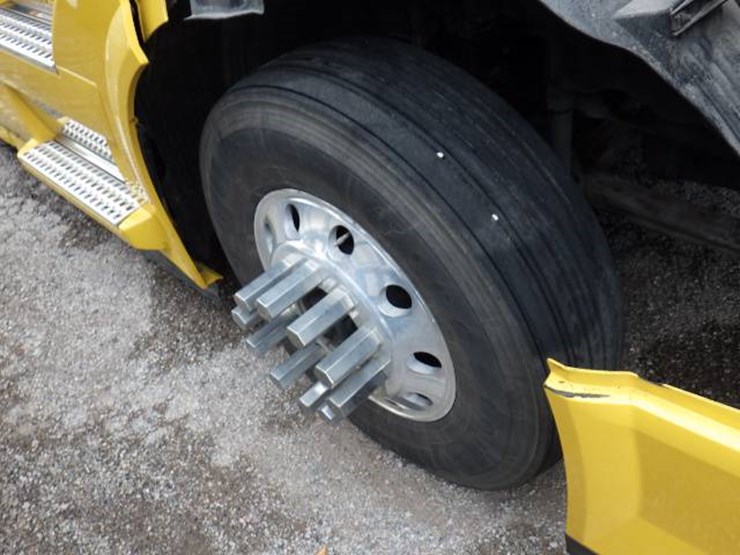 2017-volvo-vnl780-image-25