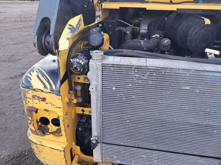 new-holland-l225-image-8