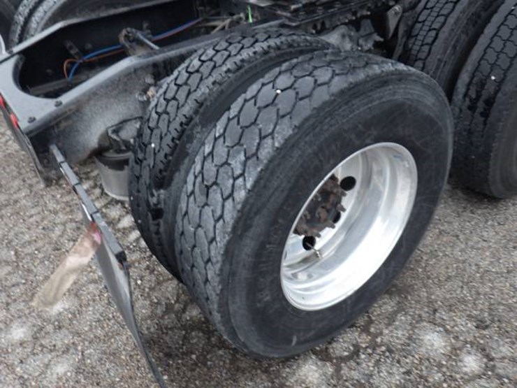 2019-freightliner-cascadia-126-image-10