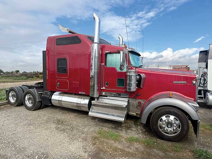 2011-kenworth-w900l-image-1
