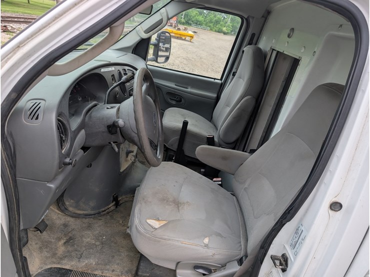 2006-ford-e350-image-12
