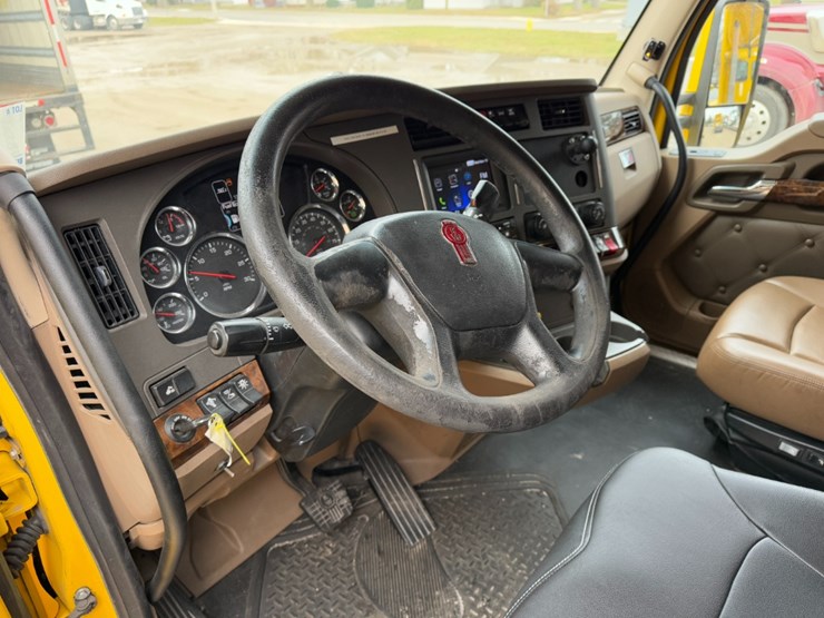 2019-kenworth-t680-image-12