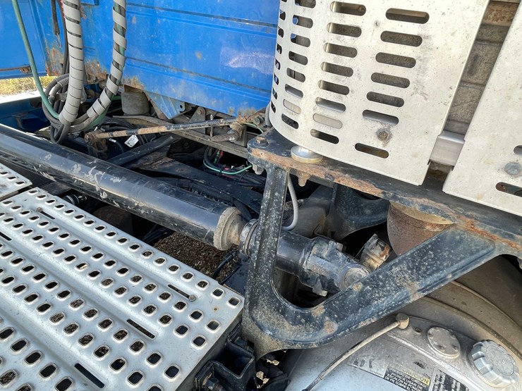 #202-•-2015-volvo-semi-tractor-(has-wi-title)-(denmark,-wi)-image-37