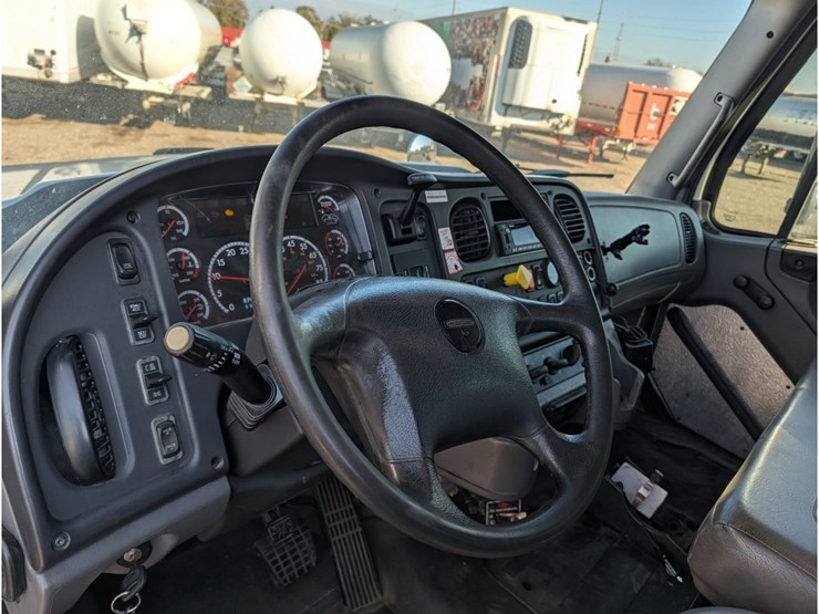 freightliner-108sd-image-38