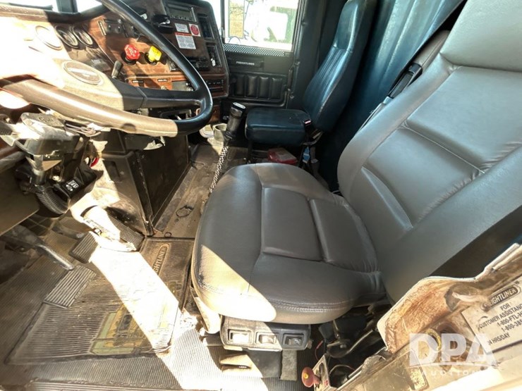 1996-freightliner-fld120-image-55