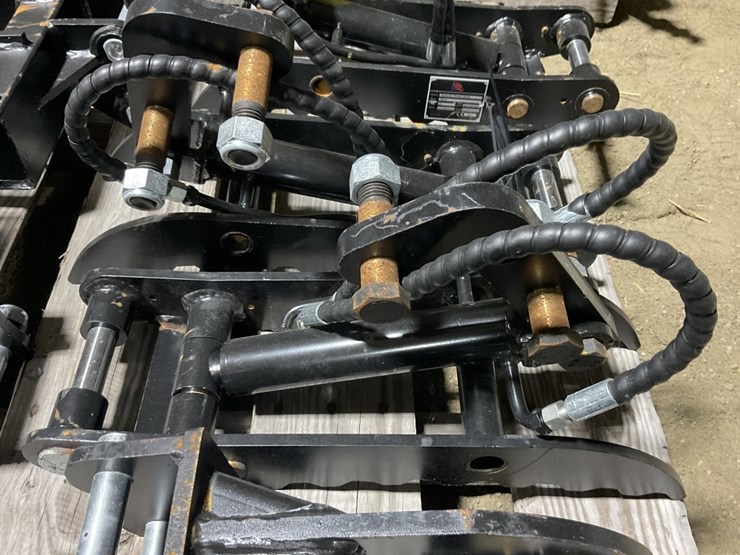 mini-excavator-hydraulic-thumb-image-2