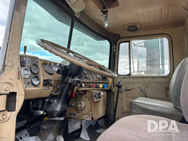 1985-mack-r686st-image-52