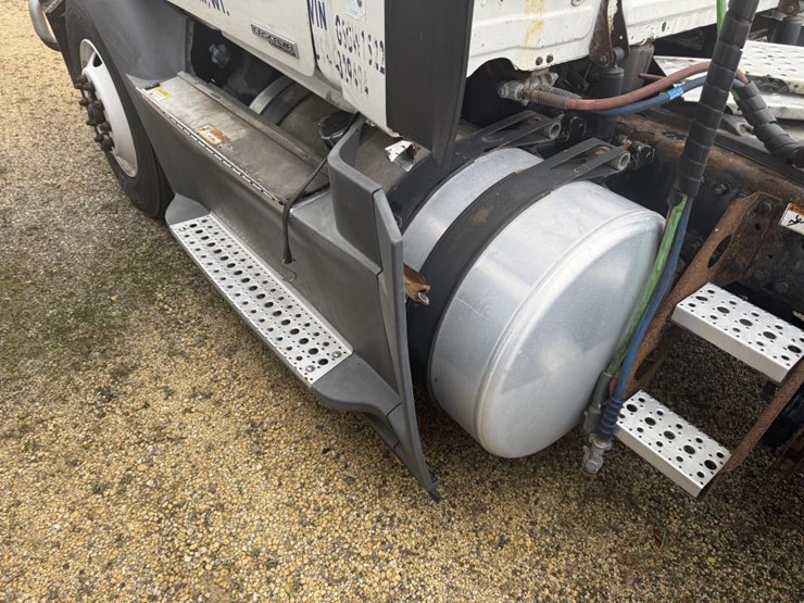 #1175-•-2016-freightliner-cascadia-day-cab-truck-tractor-image-21