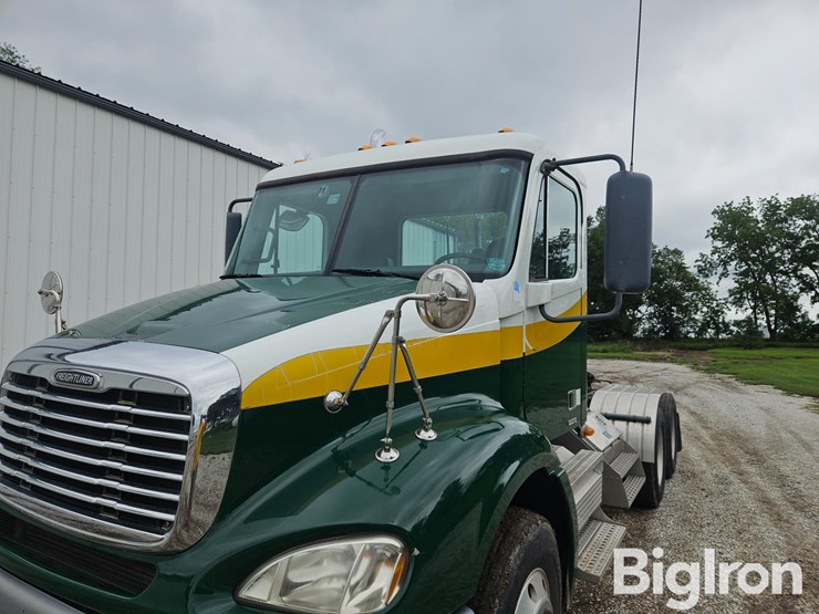 2009-freightliner-columbia-112-image-10