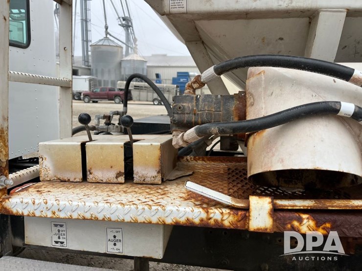 2001-peterbilt-330-image-40