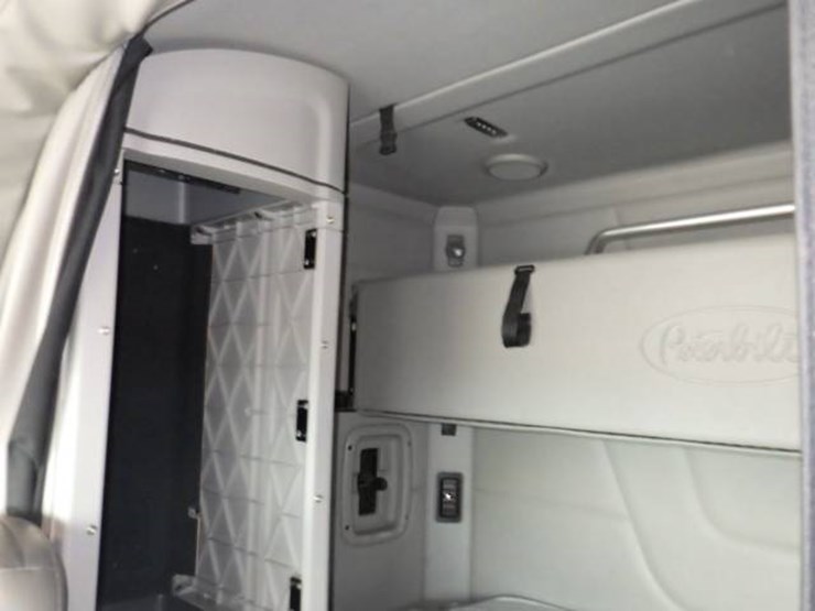 peterbilt-579-image-27