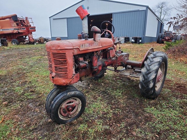 farmall-b-gas-tractor-image-1