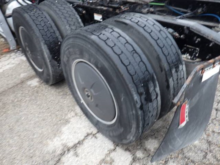 2019-freightliner-cascadia-125-image-21