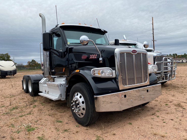 peterbilt-567-image-3
