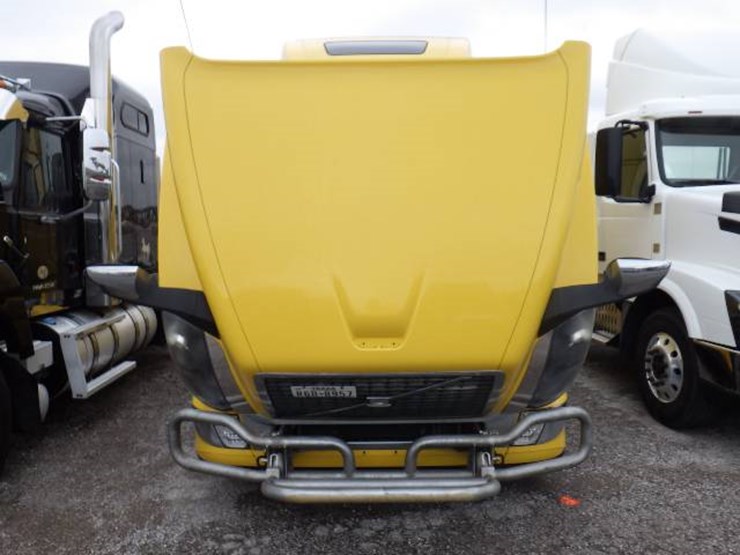 2017-volvo-vnl780-image-24