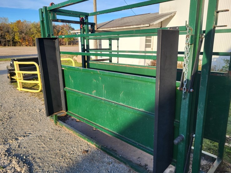 arrow-farmquip-8400-q-catch-cattle-squeeze-chute-w/alley-way---like-new-image-18