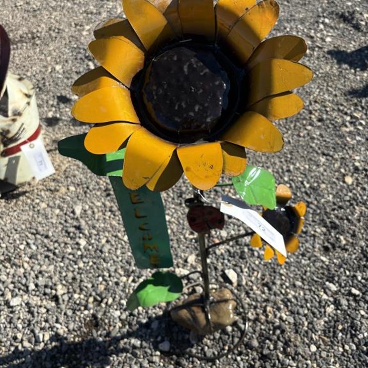#72 • Metal Art- Sunflower w/ Ladybug Welcome Sign