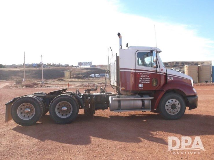 2007-freightliner-columbia-112-image-2