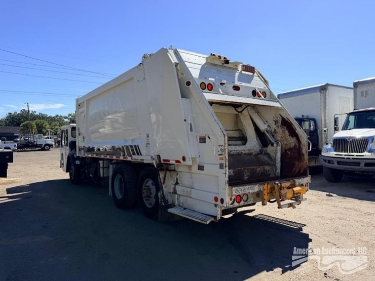 2013-crane-carrier-co.-garbage-truck-image-6