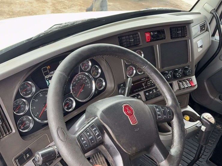 2016-kenworth-t880-image-45