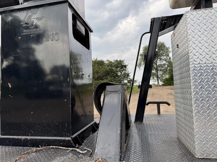 peterbilt-330-image-34