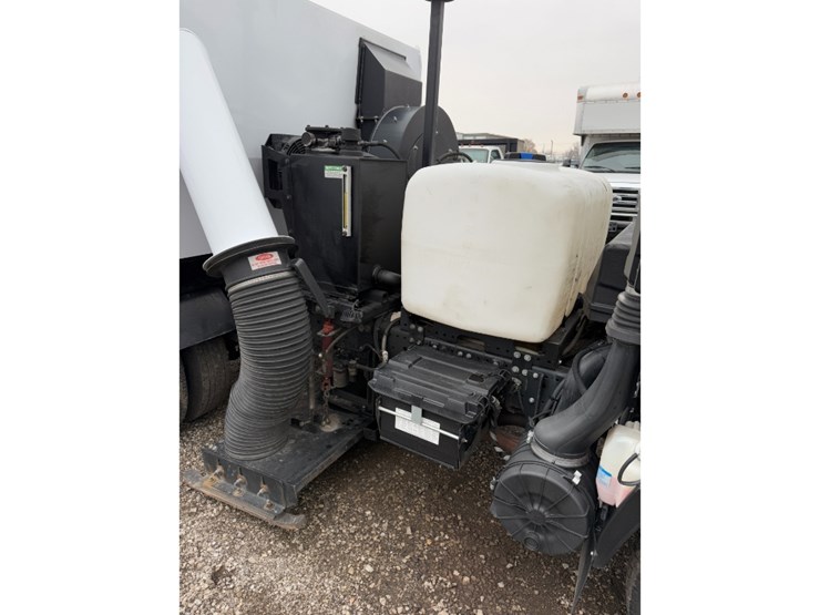 2023-isuzu-npr-image-13