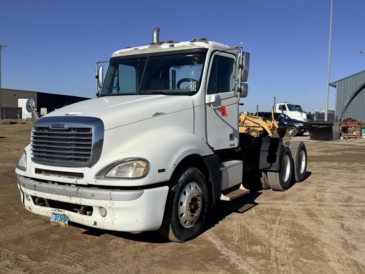 2007-freightliner-columbia-120-image-1