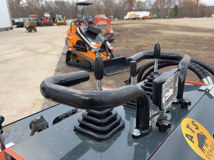 landhero-mini-stand-on-skid-loader-image-17