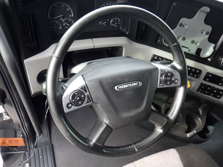 2021-freightliner-cascadia-126-image-21