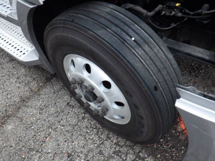 2019-freightliner-cascadia-126-image-32