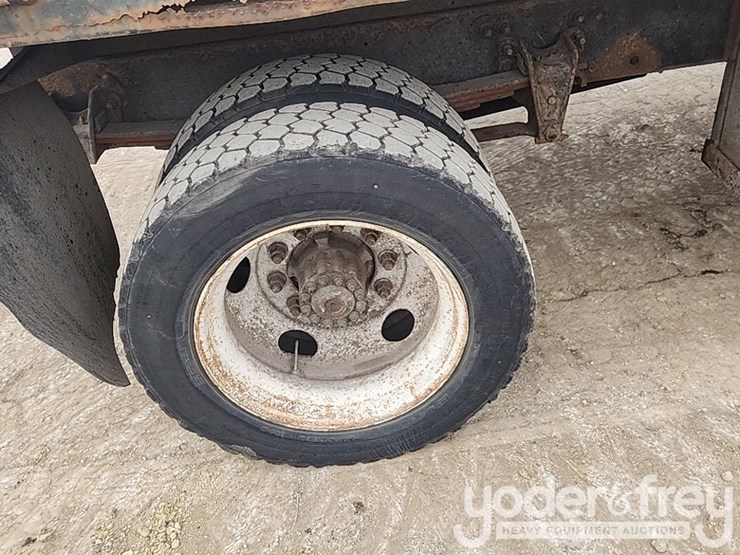 2001-freightliner-fl60-image-9