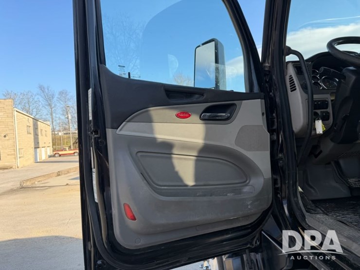 peterbilt-567-image-70