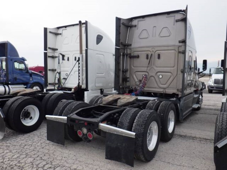 2020-freightliner-cascadia-126-image-9