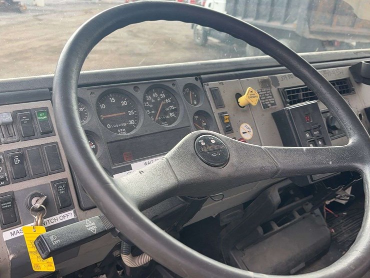 1999-freightliner-fl70-image-35
